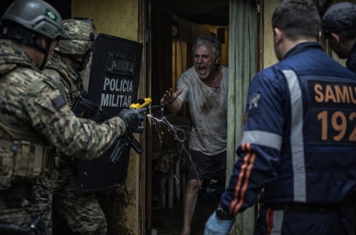 N. Laranjeiras: PM atua com técnica em apoio ao SAMU durante atendimento à paciente em surto psicológico