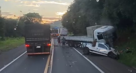 N. Laranjeiras: Colisão envolvendo 5 veículos na BR 277 deixa várias pessoas feridas