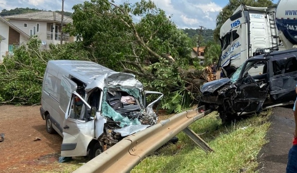 N. Laranjeiras: Uma pessoa morre e três ficam feridas em grave acidente na BR 277
