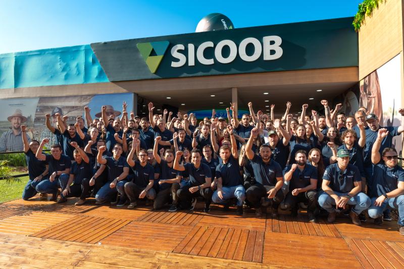 Sicoob encerra primeiro dia do Show Rural Coopavel 2026 com R$ 2,46 bilhões em negócios