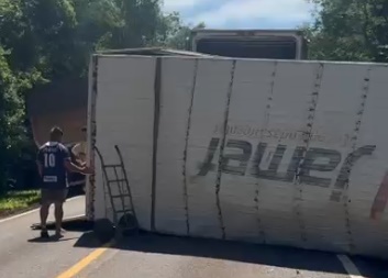 N. Laranjeiras: Caminhão carregado com cervejas tomba e carga é totalmente saqueada 