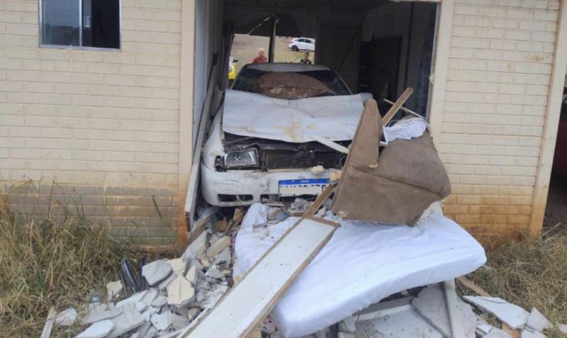 Pitanga: Carro desce rua sem motorista e invade residência