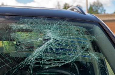 LS: Cliente entra em supermercado e ao retornar, encontra o vidro do veículo quebrado