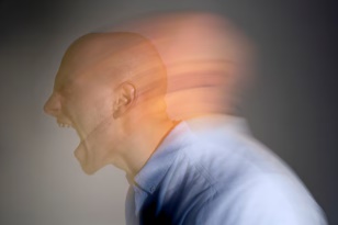 LS: Homem espalha thinner pelo corpo e ameaça atear fogo em si próprio e na casa