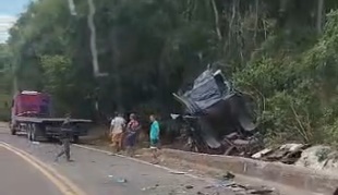 N. Laranjeiras: Após tombamento de carreta, motorista fica preso ás ferragens