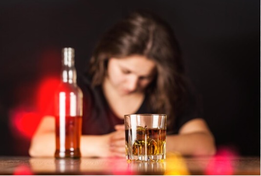 LS: Mulher embriagada invade casa de ficante e quebra móveis, carro e motocicleta