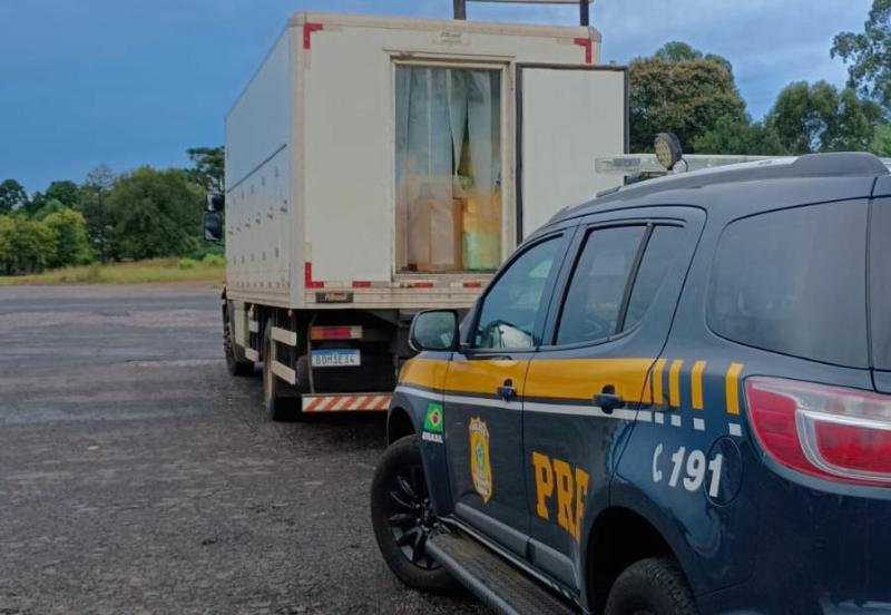 LS: PRF apreende grande quantidade de contrabando em meio a carga de sorvetes na BR 277