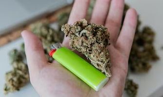 LS: Jovem é flagrado pela PM no centro com várias buchas de maconha