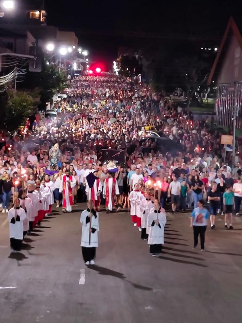 Procissão reúne milhares de fiéis em Laranjeiras do Sul e emociona comunidade na Sexta-feira Santa