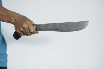 Cantagalo: Mulher é agredida com pranchaço de facão nas costas por seu convivente