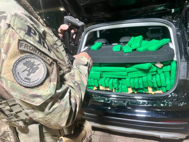 Sta. Teresa D`Oeste: PRF apreende adolescente com quase meia tonelada de maconha