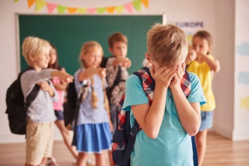 RBI: Aluno de 11 anos é agredido por colegas de classe em ambiente escolar
