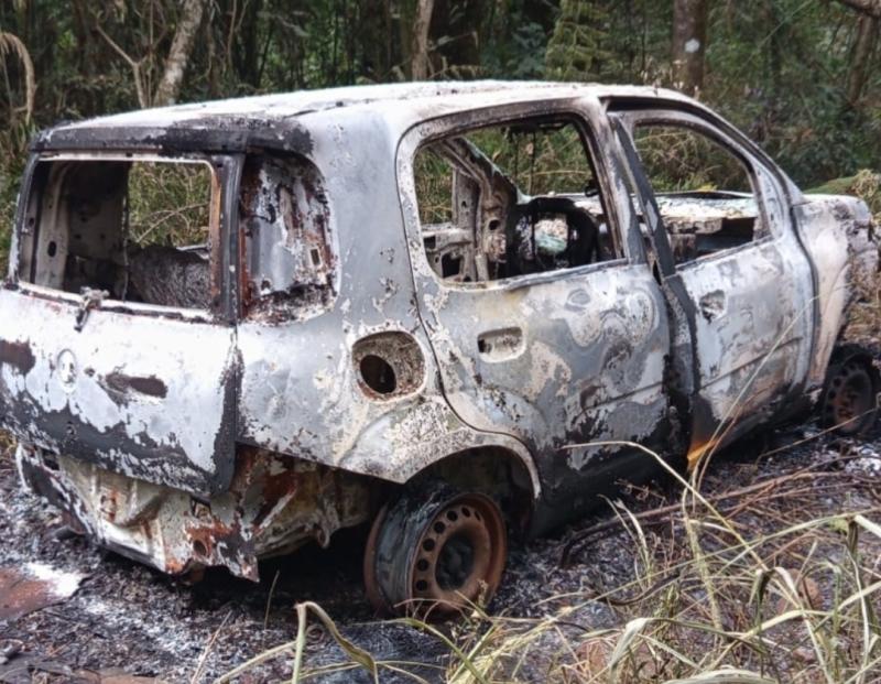 Quedas: Corpo é encontrado carbonizado dentro de veículo  
