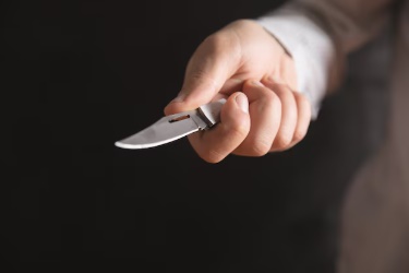 RBI: Após briga em estabelecimento comercial, homem é ferido por golpe de canivete