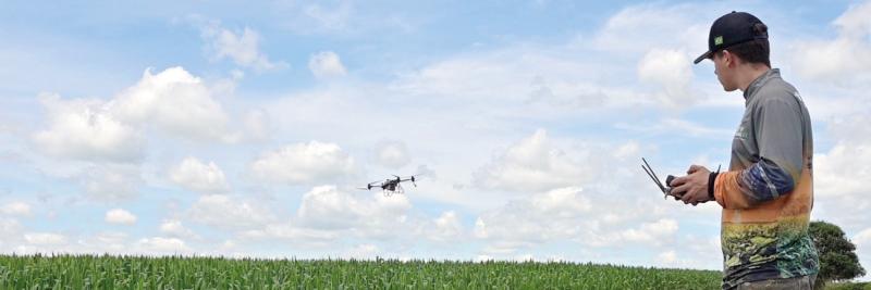 Nova geração de produtores investe na pulverização por drone