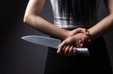 LS: Mulher agride homem com golpes de facão em via pública