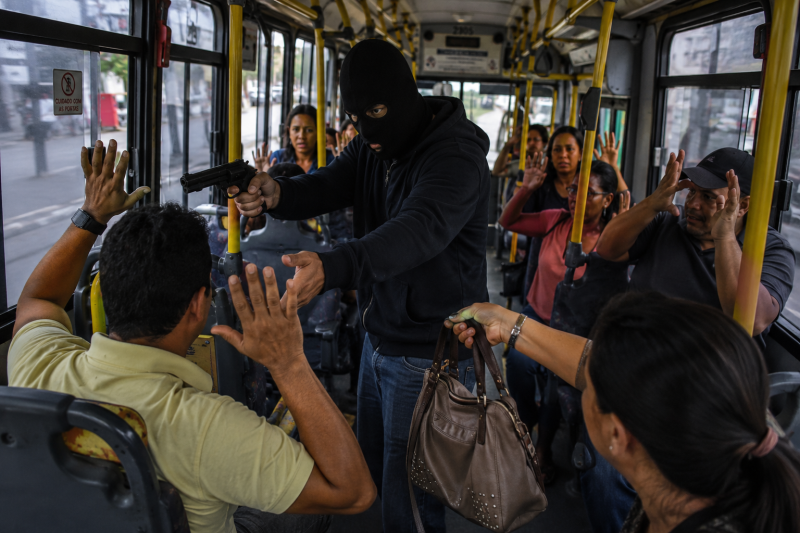 Paraná: Passageiros vivem momentos de terror durante assalto a ônibus que seguia para o Paraguai