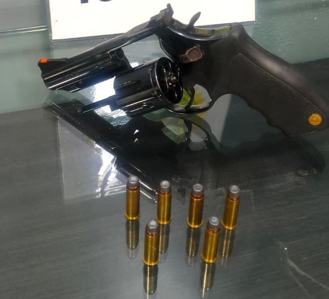 LS: Homem é preso com revólver calibre 38 em estabelecimento comercial