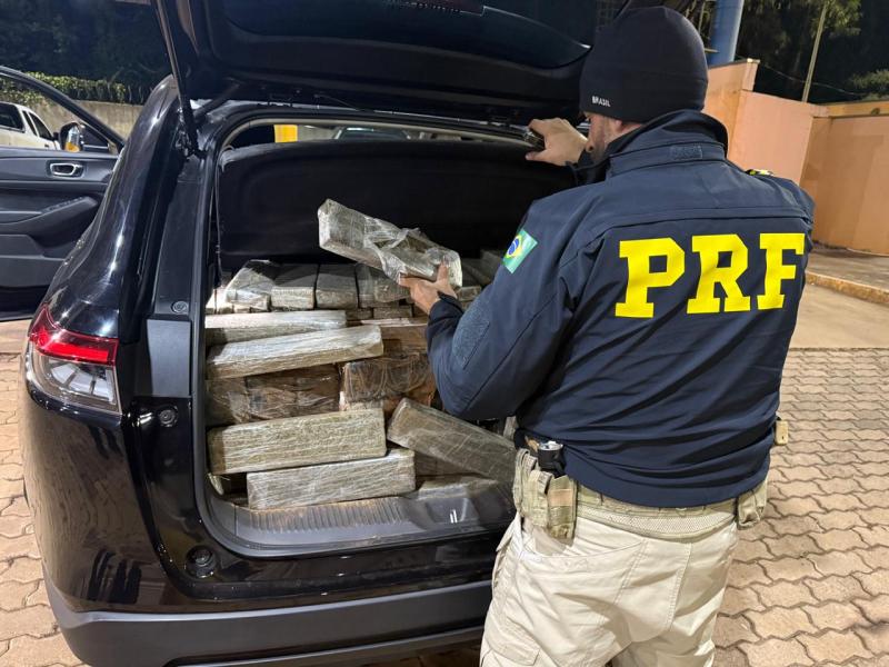 Cascavel: PRF apreende SUV furtado em SP com 350 quilos de maconha