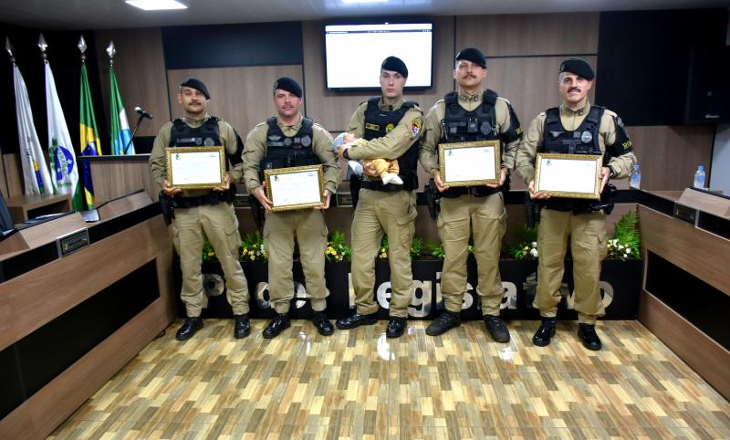 LS: Câmara homenageia policiais da Rotam por salvamento de bebê 