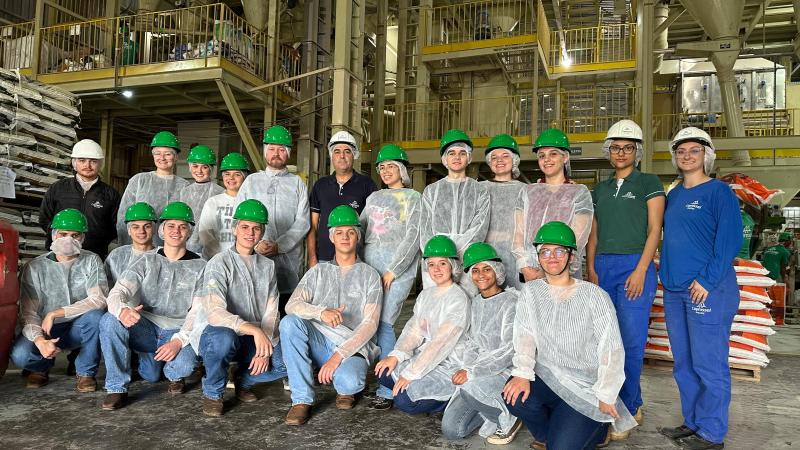 Acadêmicos de Medicina Veterinária da Unicentro visitam a Fábrica de Rações Coprossel