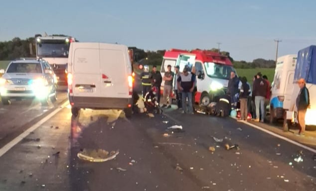 Candói: Duas pessoas morrem após colisão envolvendo motocicleta e Van na BR 373