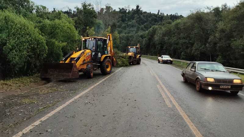 Chuva de granizo provoca bloqueios temporários na BR-158 em Rio Bonito do Iguaçu