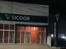 Cantagalo: Agência do Sicoob é atingida por incêndio e fica parcialmente destruída