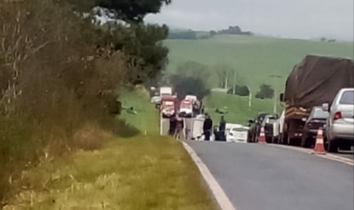 LS: Colisão frontal na BR 158 deixa uma mulher morta e pessoas feridas 
