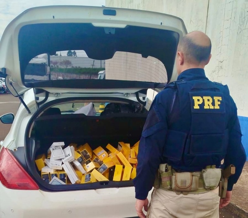 PRF apreende eletrônicos contrabandeados em 5 veículos na BR-277