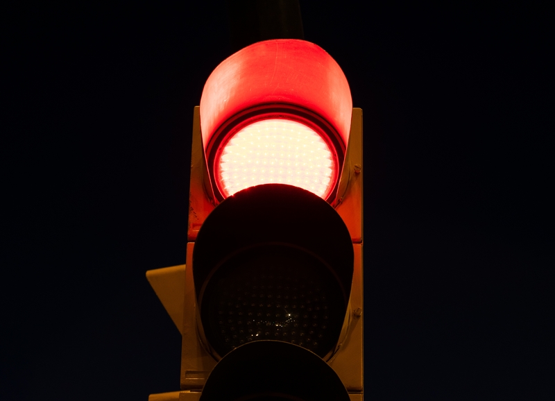 Motorista é flagrado furando sinal vermelho e regulariza débitos no local