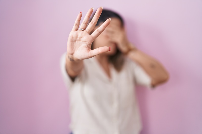 Mulher relata violência doméstica após companheiro embriagado destruir televisão