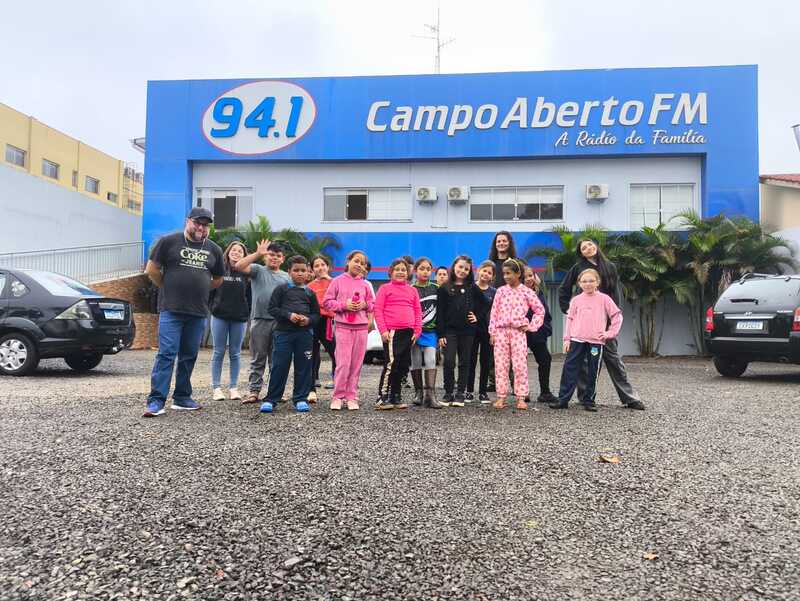 Alunos da oficina de Música do CRAS visitam a Campo FM