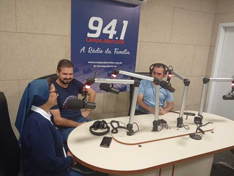 Equipe do CEMMIC visita Campo FM e reforça campanha de arrecadação para bazar
