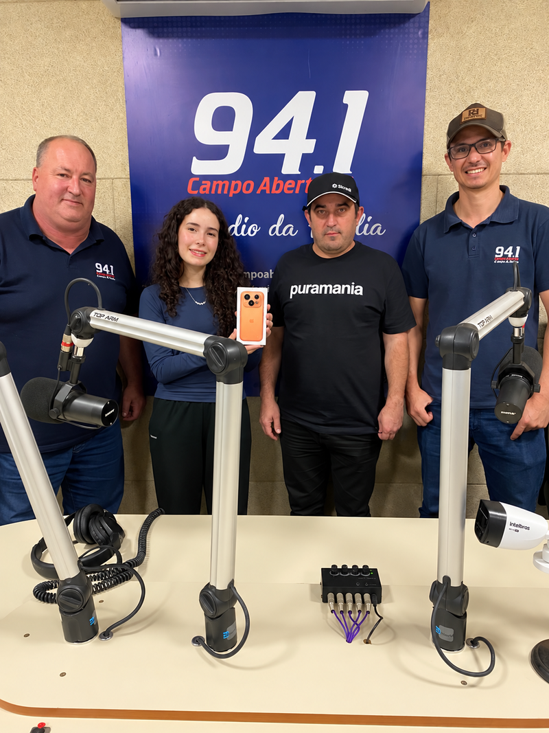 Júlia Bittencourt recebe iPhone 17 Pro da promoção da Campo FM